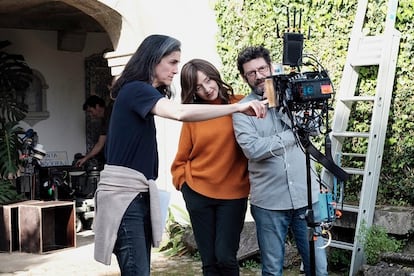 La directora Avelina Prat y los actores María de Medeiros y Manolo Solo, durante el rodaje de 'Una quinta portuguesa'.