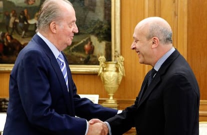 El Rey Juan Carlos saluda al ministro de Educaci&oacute;n, Jos&eacute; Ignacio Wert.