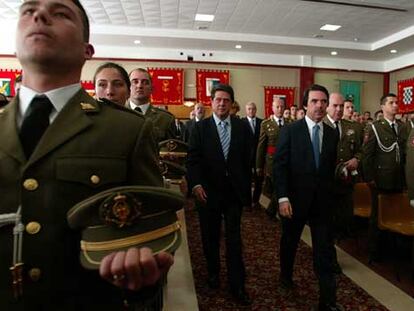 Federico Trillo y José María Aznar, en la Academia Logística de Calatayud en febrero de 2004.
