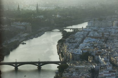 Al fondo, las torres de la Plaza de España y el puente de San Telmo. En primer término el puente de Isabel II, que une el centro de Sevilla con el barrio de Triana.