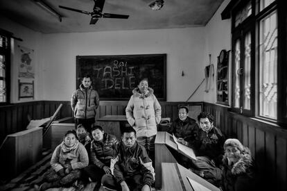 Ngawang Lhamo, con abrigo claro, empezó dando formación y cobijo a tan solo cuatro niños discapacitados, sin ningún apoyo de la administración tibetana en el exilio ni del Gobierno indio. Lo que empezó como un cobertizo está a punto de cumplir 20 años y ya son más de 50 jóvenes y adultos quienes han encontrado aquí su hogar.