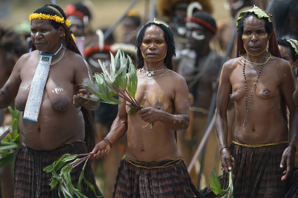 Mujeres de la primitiva tribu de los dani en Irian Jaya.