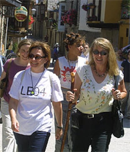 Jody Williams, con bastón, a su paso por Molinaseca.