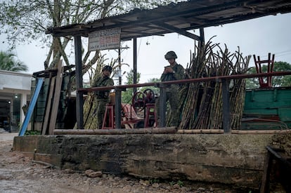 Unos militares montan guardia cerca de la zona de embarque de Puerto Madera, en Cartagena del Chairá, el 24 de abril.