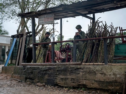 Unos militares montan guardia cerca de la zona de embarque de Puerto Madera, en Cartagena del Chairá, el 24 de abril.