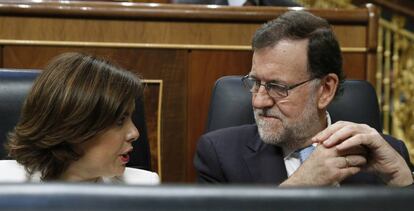 Mariano Rajoy i Soraya Sáenz de Santamaría, conversen en el seu escó al Congrés.