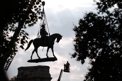 Retirada de la estatua del secesionista Robert E. Lee en Richmond, EE UU, en 2021.