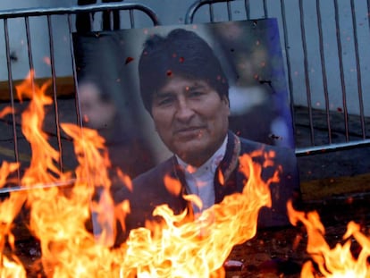 Retrato do ex-presidente da Bolívia, Evo Morales, entre as chamas.