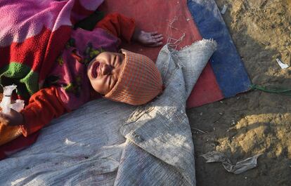 Un niño rohingya refugiado que había quedado varado en la "tierra de nadie" entre Myanmar y Bangladés a su llegada en Palongkhal, después de cruzar al distrito de Ukhia (Bangladés).