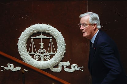 El primer ministro francés, Michel Barnier, se prepara para pronunciar un discurso en el marco del debate sobre partes del proyecto de ley de presupuestos de Francia para 2025, este lunes en la Asamblea Nacional francesa.