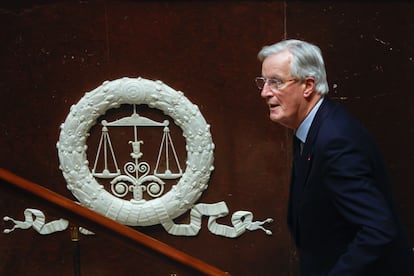 El primer ministro francs, Michel Barnier, se prepara para pronunciar un discurso en el marco del debate sobre partes del proyecto de ley de presupuestos de Francia para 2025, este lunes en la Asamblea Nacional francesa.