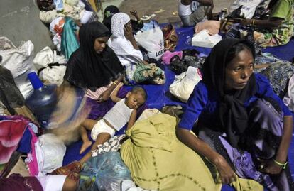 Mujeres rohingya alojadas en un estadio tras llegar por mar a la isla de Sumatra, Indonesia. 