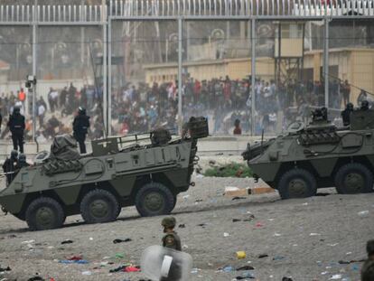 Tanques del ejército español colaboran en las devoluciones en caliente que están efectuando a los migrantes que han entrado en Ceuta procedente de Marruecos.