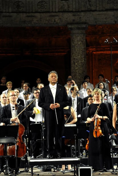 El director de orquesta Zubin Mehta, al inicio del concierto en Granada.