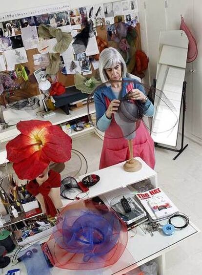 Candela Cort termina, en su estudio de Madrid, los arreglos del sombrero que lucirá en la inauguración de su exposición en el Museo del Traje. 
Foto: Claudio Álvarez