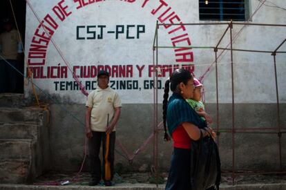 En 2012, diez comunidades nahuas del núcleo agrario de Temalacatzingo, municipio de Olinalá, constituyeron formalmente su Policía Ciudadana y Popular (PCP), la cual está integrada por una centena de hombres que cuentan con escasos recursos. La crearon ante la falta de seguridad debido a la escalada de asaltos y violencia del crimen organizado e institucional que ha prevalecido en la zona.