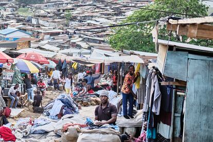 Los comerciantes del mercado de Limbe están regulando ellos mismos los precios para adaptarse a la devaluación, algo que está agravando la inflación en el país.