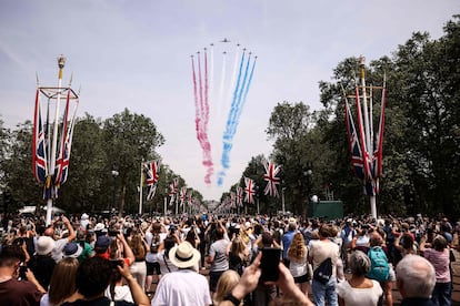 El desfile concluye con un sobrevuelo de la RAF, contemplado por los miembros de la familia real desde el balcón del palacio de Buckingham y miles de curiosos que han salido este sábado a las calles de Londres. 
