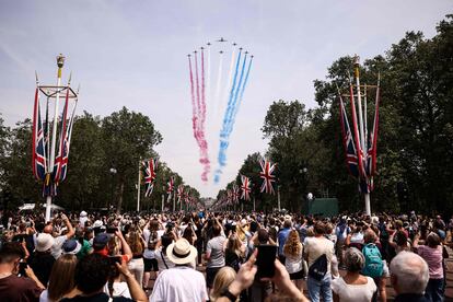 El desfile concluye con un sobrevuelo de la RAF, contemplado por los miembros de la familia real desde el balcón del palacio de Buckingham y miles de curiosos que han salido este sábado a las calles de Londres. 