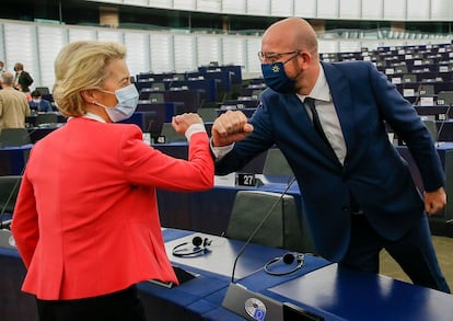 A presidenta da Comissão Europeia, Ursula von der Leyen, cumprimenta o presidente do Conselho Europeu, Charles Michel, nesta quarta-feira no Parlamento Europeu, em Estrasburgo.