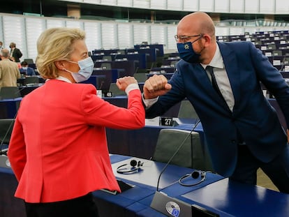 A presidenta da Comissão Europeia, Ursula von der Leyen, cumprimenta o presidente do Conselho Europeu, Charles Michel, nesta quarta-feira no Parlamento Europeu, em Estrasburgo.