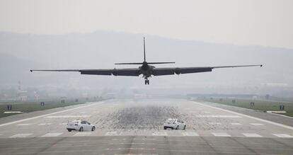 El avión de espionaje U-2 de la fuerza aérea estadounidense se prepara para aterrizar en la base aérea de Osan, en Pyeongtaek (Corea del Sur).