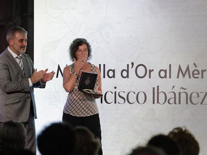 El alcalde  Jaume Collboni entrega la medalla  a la hija del autor Nuria Ibáñez.