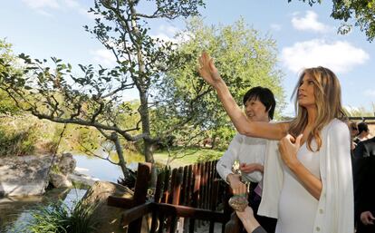 Melania Trump y Akie Abe, la esposa del primer ministro de Japón, el 11 de febrero en los jardines del museo Morikami en Florida.