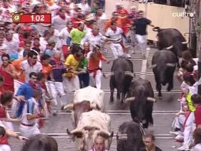 El retraso, la afluencia de gente y una manada 'rota', protagonistas del primer encierro