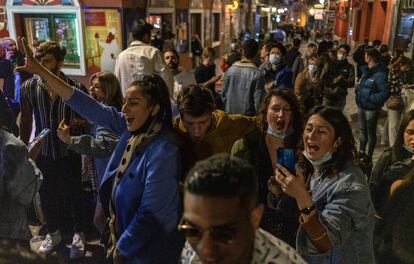 Jóvenes tras el toque de queda en el centro de Madrid, este viernes.