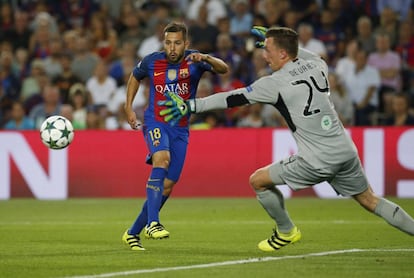 Jordi Alba del Barcelona (i) intenta rematar el balón frente al portero del Dorus de Vries del Celtic.