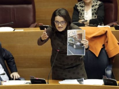 La vicepresidenta del Consell, Mònica Oltra, muestra el coche utilizado por el exdirector de Vaersa tras su dimisión.