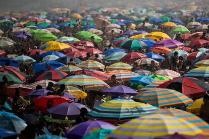 Praia lotada no Rio de Janeiro neste domingo.