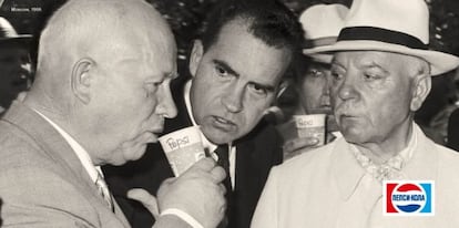 Pepsi Cola aprovechó para su publicidad en la Unión Soviética la foto de Jruschov bebiendo un vaso ante la mirada de Nixon.