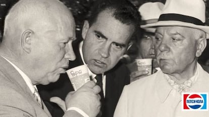 Pepsi Cola aprovechó para su publicidad en la Unión Soviética la foto de Jruschov bebiendo un vaso ante la mirada de Nixon.