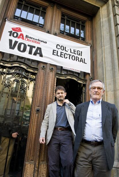 Xavier Trias (delante) y Oriol Pujol, tras depositar su voto.