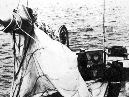 Izada de una de las bombas que cayeron cerca de Palomares al pesquero de Francisco Simó.