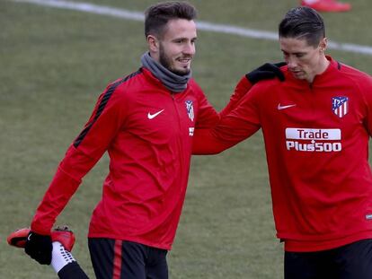 Saúl Níguez y Fernando Torres durante un entrenamiento.