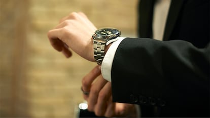 Reloj Casio sobre fondo blanco.