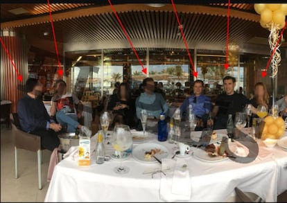 Celebración del cumpleaños del presunto cabecilla de la trama de narcotráfico desmantelada en la Operación Beautiful, Juan Andrés Cabeza (segundo por la derecha), junto con el exjefe de estupefacientes de la Policía Nacional en Alicante, el inspector Javier Méndez (tercero por la derecha), en 2019.