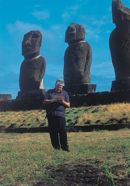 Hugo Pratt en la isla de Pascua, en una imagen del libro 'Una cita pendiente. Viaje por los Mares del Sur'.