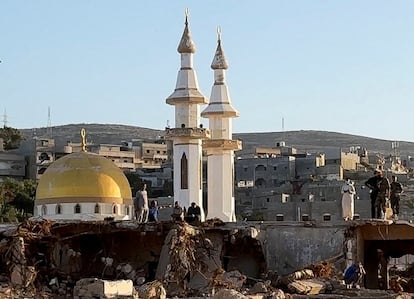 Escombros en las inmediaciones de la mezquita de la ciudad libia de Derna, este martes. 