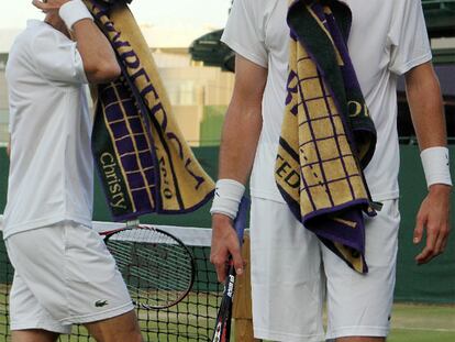 Mahut (a la izquierda) e Isner, en un intercambio de campo.