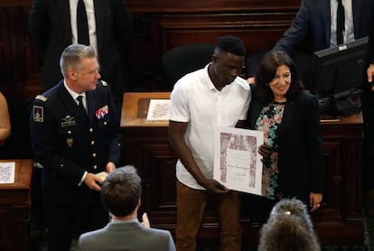 Mamoudou Gassama, condecorado por la alcaldesa de París, Anne Hidalgo.