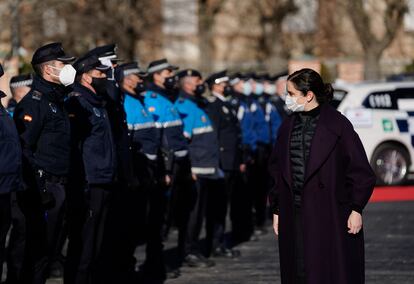 La presidenta de Madrid, Isabel Díaz Ayuso, pasando revista a policías el pasado 30 de diciembre en Madrid.