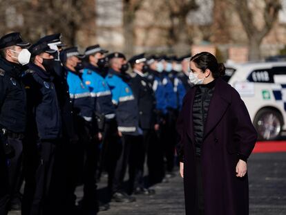 La presidenta de Madrid, Isabel Díaz Ayuso, pasando revista a policías el pasado 30 de diciembre en Madrid.