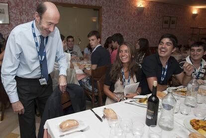 Rubalcaba almuerza con los alumnos de la escuela de verano de la UIMP.