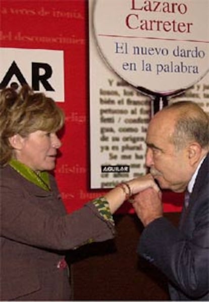 El ex director de la RAE saluda a la ministra de Cultura Pilar del Castillo antes de la presentación de su libro <i>El nuevo dardo en la palabra</i>, hoy en Madrid.