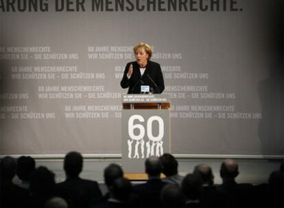 La canciller alemana, Angela Merkel, en un acto conmemorativo del 60º aniversario de la Declaración de los Derechos Humanos, ayer en Berlín.