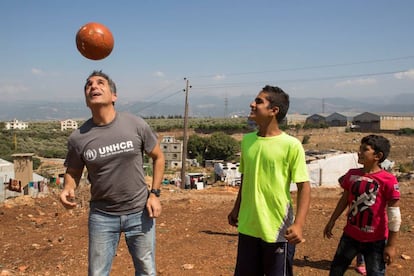 El cómico egipcio Bassem Yousef juega con dos refugiados sirios en el marco de una campaña de ACNUR.